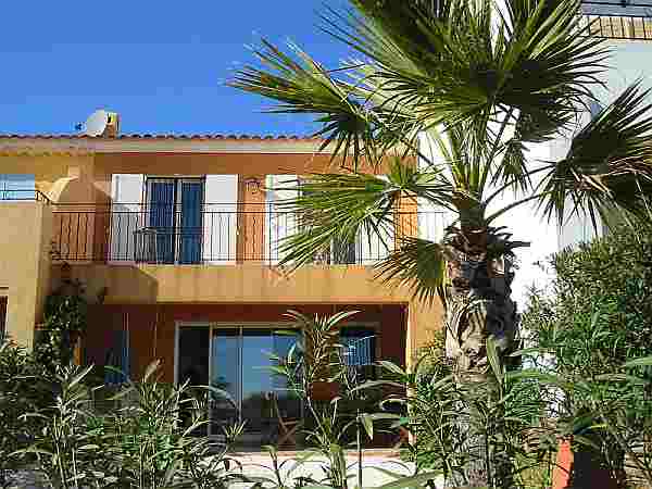 Blick zum Haus vom Garten